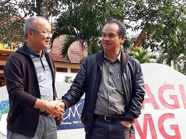 Bầu Đức: 'CLB nước ngoài trả lương trăm ngàn đô nhưng HLV Park từ chối' Bầu Đức: 'CLB nước ngoài trả lương trăm ngàn đô nhưng HLV Park từ chối'
