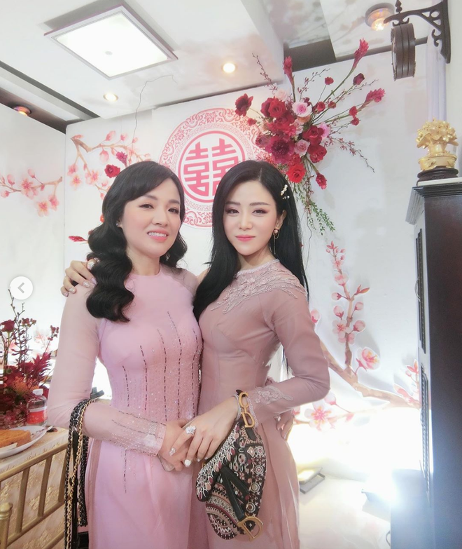 Trang điểm 'sương sương', áo dài nhã nhặn, em gái Ông Cao Thắng trong siêu đám cưới vẫn khí chất ngời ngời không thua kém hotgirl - 2 Trang điểm 'sương sương', áo dài nhã nhặn, em gái Ông Cao Thắng trong siêu đám cưới vẫn khí chất ngời ngời không thua kém hotgirl - 2