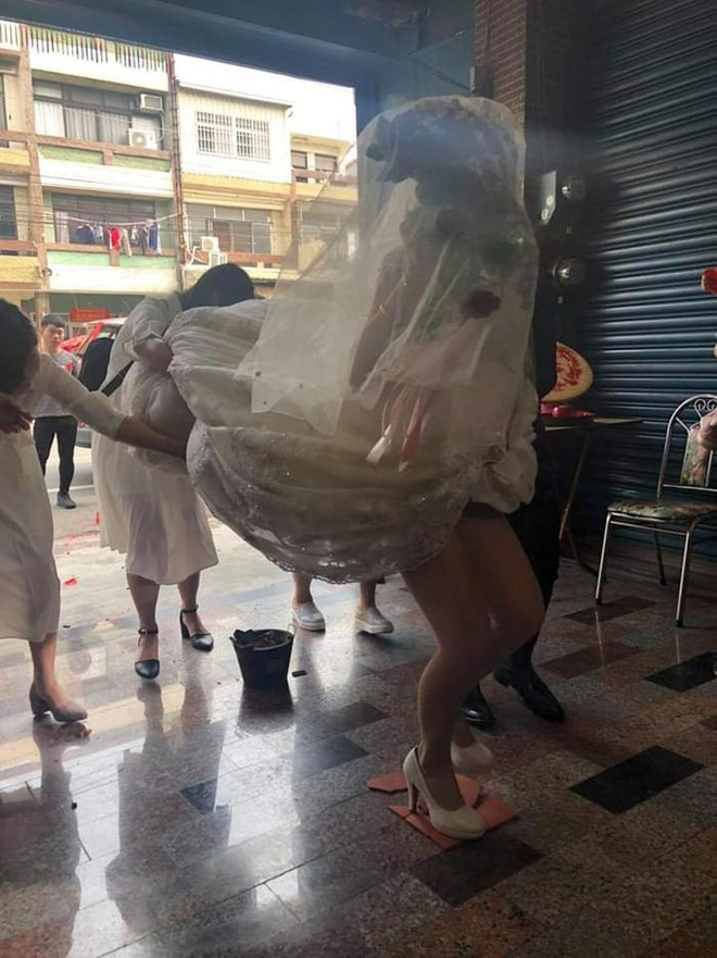 Vừa bước tới cửa nhà trai, cô dâu 'hớ hênh' suýt lộ cả nội y chỉ vì hành động này của bạn Vừa bước tới cửa nhà trai, cô dâu 'hớ hênh' suýt lộ cả nội y chỉ vì hành động này của bạn