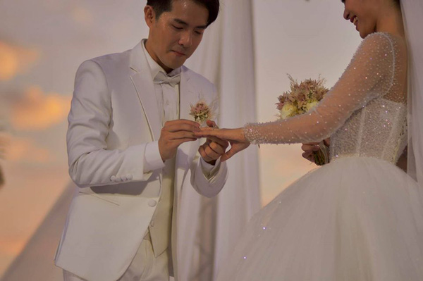 Đám cưới Đông Nhi - Ông Cao Thắng: Ngô Thanh Vân bất đắc dĩ nhận hoa của cô dâu, Trúc Nhân được 'câu like' bất chấp - 7 Đám cưới Đông Nhi - Ông Cao Thắng: Ngô Thanh Vân bất đắc dĩ nhận hoa của cô dâu, Trúc Nhân được 'câu like' bất chấp - 7