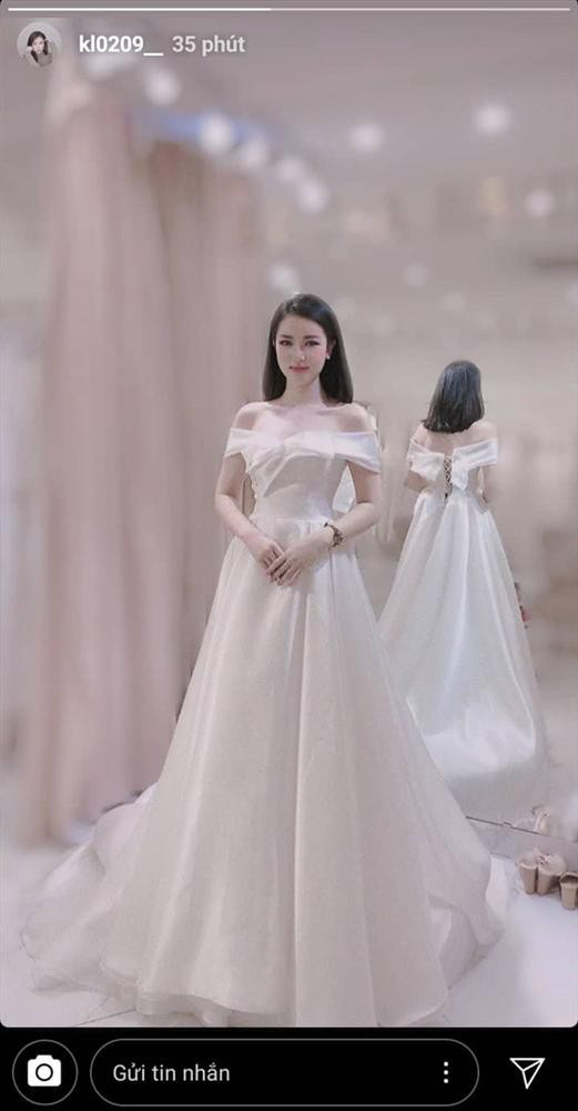 NHM ngỡ ngàng trước lý do vì sao 'bạn gái tin đồn' thủ môn Bùi Tiến Dũng mặc váy cô dâu - 2 NHM ngỡ ngàng trước lý do vì sao 'bạn gái tin đồn' thủ môn Bùi Tiến Dũng mặc váy cô dâu - 2