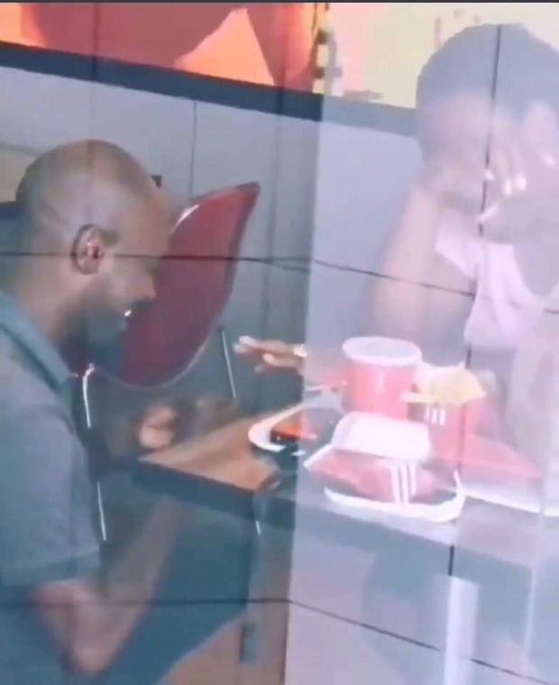 Bị chê nghèo khi cầu hôn bạn gái trong KFC, cặp đôi bất ngờ nhận được một loạt quà hạng sang của các thương hiệu lớn Bị chê nghèo khi cầu hôn bạn gái trong KFC, cặp đôi bất ngờ nhận được một loạt quà hạng sang của các thương hiệu lớn