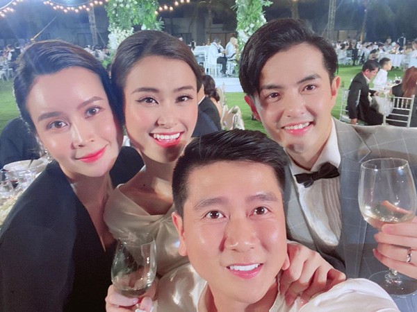 Lộ hình ảnh Hồ Hoài Anh - Lưu Hương Giang 'lén lút' ôm nhau trong đám cưới Đông Nhi - Ông Cao Thắng - 2 Lộ hình ảnh Hồ Hoài Anh - Lưu Hương Giang 'lén lút' ôm nhau trong đám cưới Đông Nhi - Ông Cao Thắng - 2