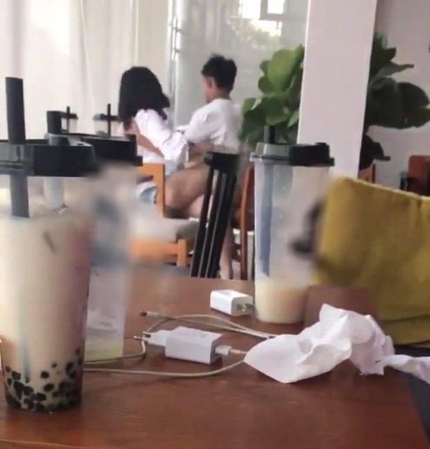 Vì sao nhiều đôi trai gái vô tư 'diễn' cảnh 'nóng' ở những nơi công cộng? - 1 Vì sao nhiều đôi trai gái vô tư 'diễn' cảnh 'nóng' ở những nơi công cộng? - 1