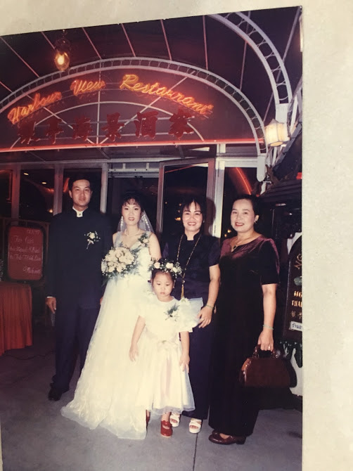 Bỏ ra tận 10 cây vàng ra để tổ chức đám cưới, cô dâu thay 6 cái váy nhưng thân thế thực sự của 'đại gia' thập niên 90 khiến ai cũng ngỡ ngàng - 12 Bỏ ra tận 10 cây vàng ra để tổ chức đám cưới, cô dâu thay 6 cái váy nhưng thân thế thực sự của 'đại gia' thập niên 90 khiến ai cũng ngỡ ngàng - 12