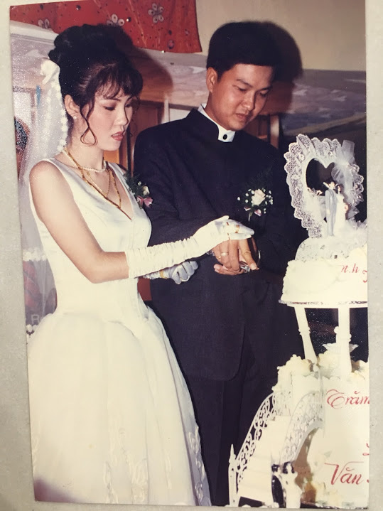 Bỏ ra tận 10 cây vàng ra để tổ chức đám cưới, cô dâu thay 6 cái váy nhưng thân thế thực sự của 'đại gia' thập niên 90 khiến ai cũng ngỡ ngàng - 13 Bỏ ra tận 10 cây vàng ra để tổ chức đám cưới, cô dâu thay 6 cái váy nhưng thân thế thực sự của 'đại gia' thập niên 90 khiến ai cũng ngỡ ngàng - 13
