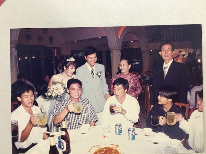 Bỏ ra tận 10 cây vàng ra để tổ chức đám cưới, cô dâu thay 6 cái váy nhưng thân thế thực sự của 'đại gia' thập niên 90 khiến ai cũng ngỡ ngàng - 14 Bỏ ra tận 10 cây vàng ra để tổ chức đám cưới, cô dâu thay 6 cái váy nhưng thân thế thực sự của 'đại gia' thập niên 90 khiến ai cũng ngỡ ngàng - 14