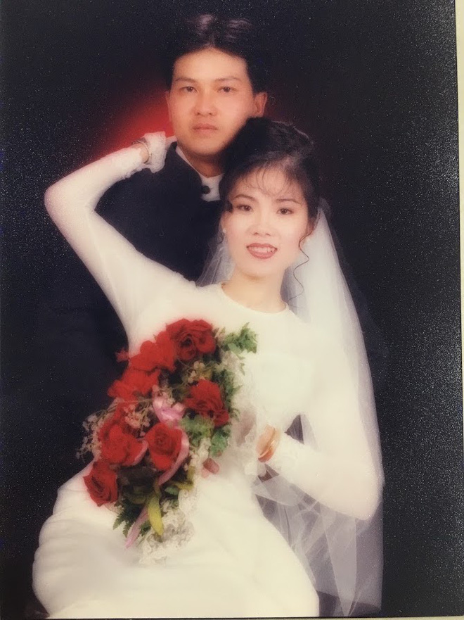Bỏ ra tận 10 cây vàng ra để tổ chức đám cưới, cô dâu thay 6 cái váy nhưng thân thế thực sự của 'đại gia' thập niên 90 khiến ai cũng ngỡ ngàng - 2 Bỏ ra tận 10 cây vàng ra để tổ chức đám cưới, cô dâu thay 6 cái váy nhưng thân thế thực sự của 'đại gia' thập niên 90 khiến ai cũng ngỡ ngàng - 2