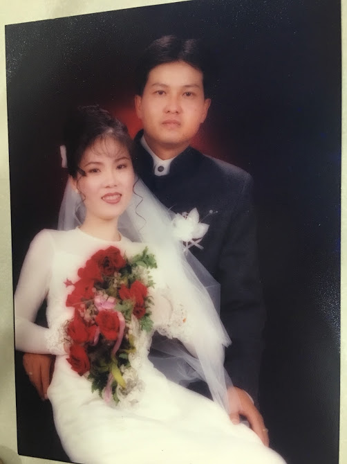 Bỏ ra tận 10 cây vàng ra để tổ chức đám cưới, cô dâu thay 6 cái váy nhưng thân thế thực sự của 'đại gia' thập niên 90 khiến ai cũng ngỡ ngàng - 3 Bỏ ra tận 10 cây vàng ra để tổ chức đám cưới, cô dâu thay 6 cái váy nhưng thân thế thực sự của 'đại gia' thập niên 90 khiến ai cũng ngỡ ngàng - 3