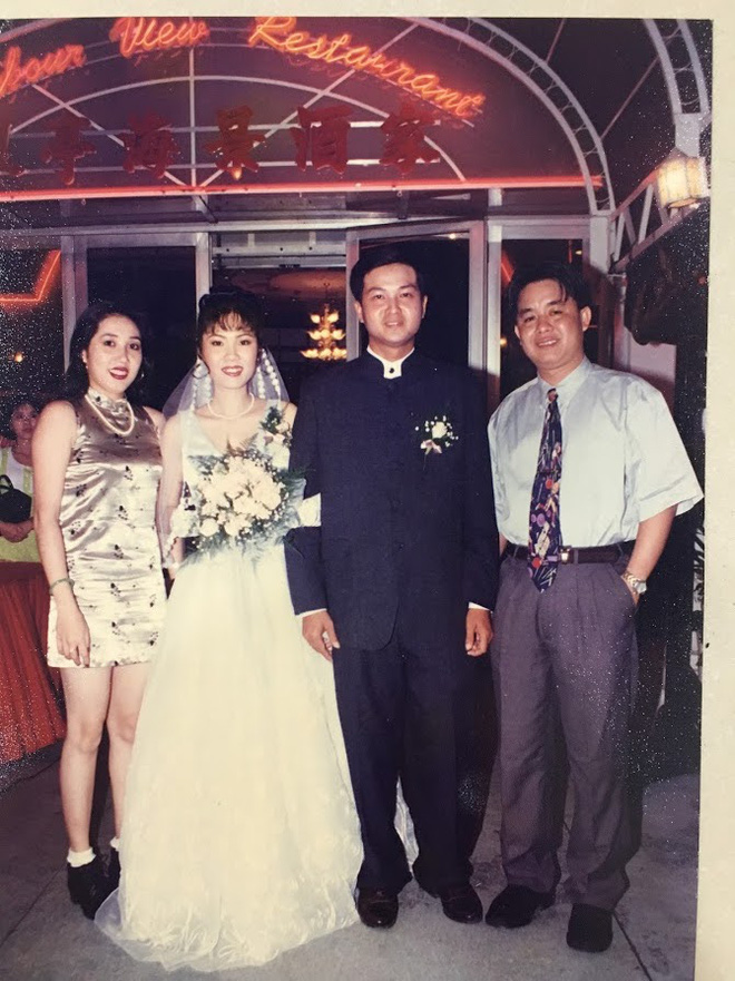 Bỏ ra tận 10 cây vàng ra để tổ chức đám cưới, cô dâu thay 6 cái váy nhưng thân thế thực sự của 'đại gia' thập niên 90 khiến ai cũng ngỡ ngàng - 5 Bỏ ra tận 10 cây vàng ra để tổ chức đám cưới, cô dâu thay 6 cái váy nhưng thân thế thực sự của 'đại gia' thập niên 90 khiến ai cũng ngỡ ngàng - 5