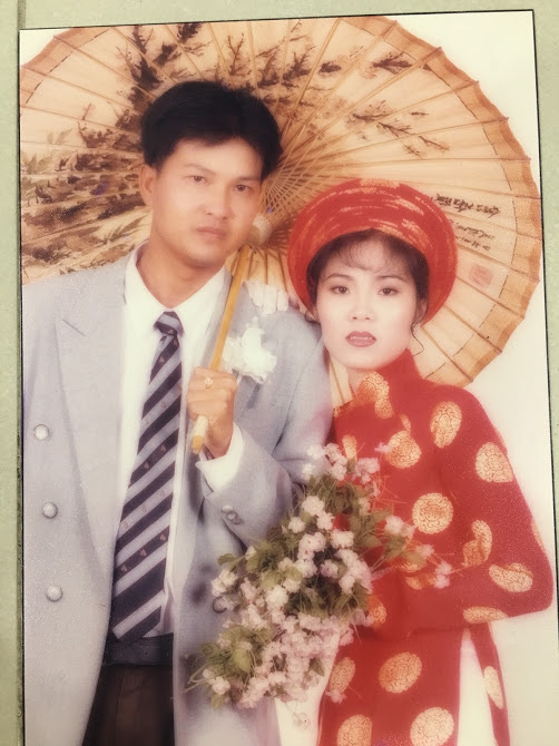 Bỏ ra tận 10 cây vàng ra để tổ chức đám cưới, cô dâu thay 6 cái váy nhưng thân thế thực sự của 'đại gia' thập niên 90 khiến ai cũng ngỡ ngàng - 6 Bỏ ra tận 10 cây vàng ra để tổ chức đám cưới, cô dâu thay 6 cái váy nhưng thân thế thực sự của 'đại gia' thập niên 90 khiến ai cũng ngỡ ngàng - 6