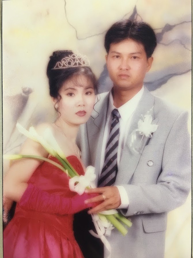 Bỏ ra tận 10 cây vàng ra để tổ chức đám cưới, cô dâu thay 6 cái váy nhưng thân thế thực sự của 'đại gia' thập niên 90 khiến ai cũng ngỡ ngàng - 8 Bỏ ra tận 10 cây vàng ra để tổ chức đám cưới, cô dâu thay 6 cái váy nhưng thân thế thực sự của 'đại gia' thập niên 90 khiến ai cũng ngỡ ngàng - 8