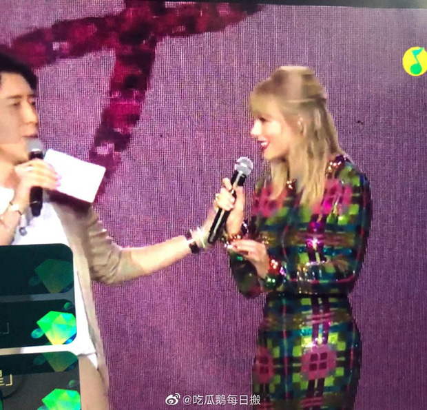 MC nổi tiếng xứ Trung bị tố lợi dụng đụng chạm Taylor Swift nhiều lần, phải lên tiếng xin lỗi nhưng sự thật là gì? - 2 MC nổi tiếng xứ Trung bị tố lợi dụng đụng chạm Taylor Swift nhiều lần, phải lên tiếng xin lỗi nhưng sự thật là gì? - 2