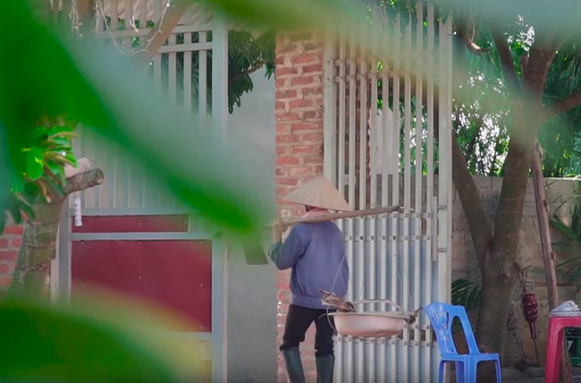 Sau hàng loạt 'phốt siêu to khổng lồ', bà Tân Vlog tuyên bố thay đổi phong cách làm clip nhưng lại bị tố đi 'copy' ý tưởng của kênh ẩm thực khác Sau hàng loạt 'phốt siêu to khổng lồ', bà Tân Vlog tuyên bố thay đổi phong cách làm clip nhưng lại bị tố đi 'copy' ý tưởng của kênh ẩm thực khác