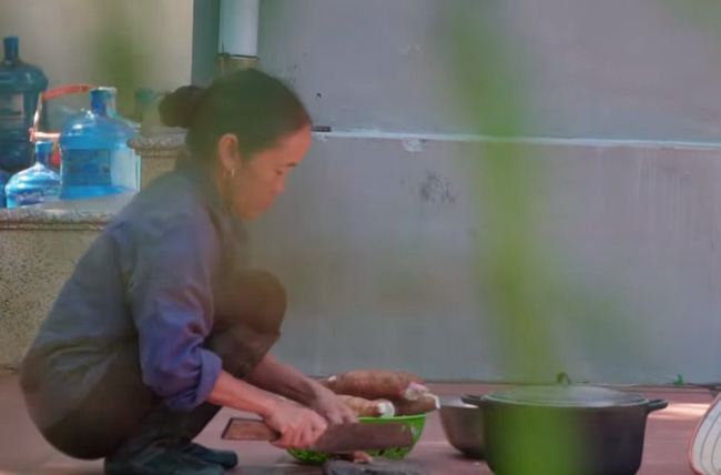 Sau hàng loạt 'phốt siêu to khổng lồ', bà Tân Vlog tuyên bố thay đổi phong cách làm clip nhưng lại bị tố đi 'copy' ý tưởng của kênh ẩm thực khác - 1 Sau hàng loạt 'phốt siêu to khổng lồ', bà Tân Vlog tuyên bố thay đổi phong cách làm clip nhưng lại bị tố đi 'copy' ý tưởng của kênh ẩm thực khác - 1