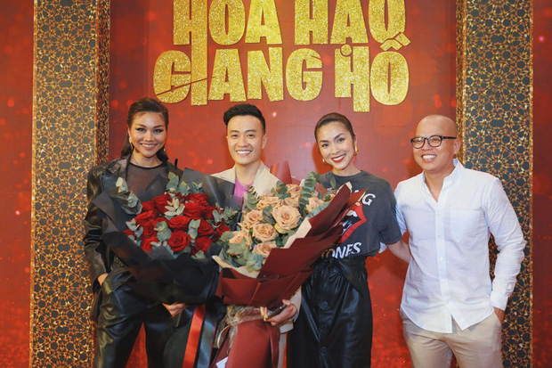 Diện váy xẻ tận hông táo bạo, Hà Anh 'lộ hàng' khi mải tạo dáng bên Lương Mạnh Hải Diện váy xẻ tận hông táo bạo, Hà Anh 'lộ hàng' khi mải tạo dáng bên Lương Mạnh Hải