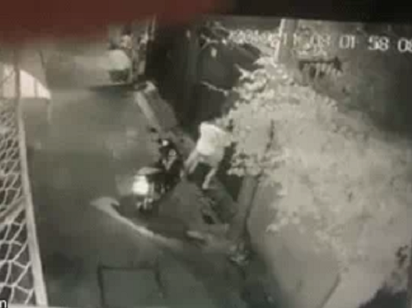 Clip: Cô gái bị nam thanh niên lao vào ôm ấp, sàm sỡ trước cửa nhà lúc hơn 1 giờ sáng Clip: Cô gái bị nam thanh niên lao vào ôm ấp, sàm sỡ trước cửa nhà lúc hơn 1 giờ sáng