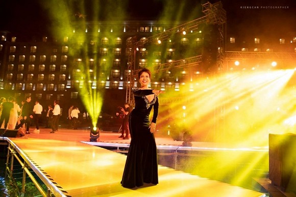 Nghệ sĩ Việt Hương lên tiếng giải thích về bộ trang phục hở bạo bị chê 'hơi lố' tại đám cưới Đông Nhi - Ông Cao Thắng - 3 Nghệ sĩ Việt Hương lên tiếng giải thích về bộ trang phục hở bạo bị chê 'hơi lố' tại đám cưới Đông Nhi - Ông Cao Thắng - 3