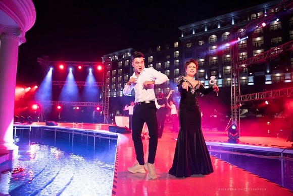 Nghệ sĩ Việt Hương lên tiếng giải thích về bộ trang phục hở bạo bị chê 'hơi lố' tại đám cưới Đông Nhi - Ông Cao Thắng - 6 Nghệ sĩ Việt Hương lên tiếng giải thích về bộ trang phục hở bạo bị chê 'hơi lố' tại đám cưới Đông Nhi - Ông Cao Thắng - 6