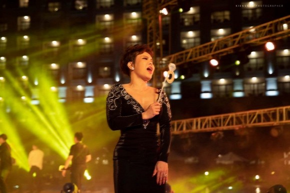 Nghệ sĩ Việt Hương lên tiếng giải thích về bộ trang phục hở bạo bị chê 'hơi lố' tại đám cưới Đông Nhi - Ông Cao Thắng - 5 Nghệ sĩ Việt Hương lên tiếng giải thích về bộ trang phục hở bạo bị chê 'hơi lố' tại đám cưới Đông Nhi - Ông Cao Thắng - 5