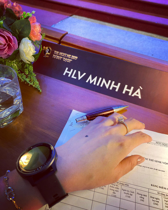 Rộ nghi vấn MC Minh Hà bí mật hẹn hò với người đàn ông lạ mặt sau khi chia tay Chí Nhân, thậm chí còn lộ ảnh đeo đồng hồ đôi - 1 Rộ nghi vấn MC Minh Hà bí mật hẹn hò với người đàn ông lạ mặt sau khi chia tay Chí Nhân, thậm chí còn lộ ảnh đeo đồng hồ đôi - 1