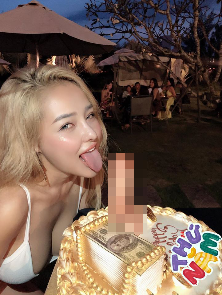 Hết scandal với Lương Bằng Quang, Ngân 98 tiếp tục gây phẫn nộ khi chụp ảnh dung tục ăn mừng ĐT Việt Nam thắng UAE - 1 Hết scandal với Lương Bằng Quang, Ngân 98 tiếp tục gây phẫn nộ khi chụp ảnh dung tục ăn mừng ĐT Việt Nam thắng UAE - 1
