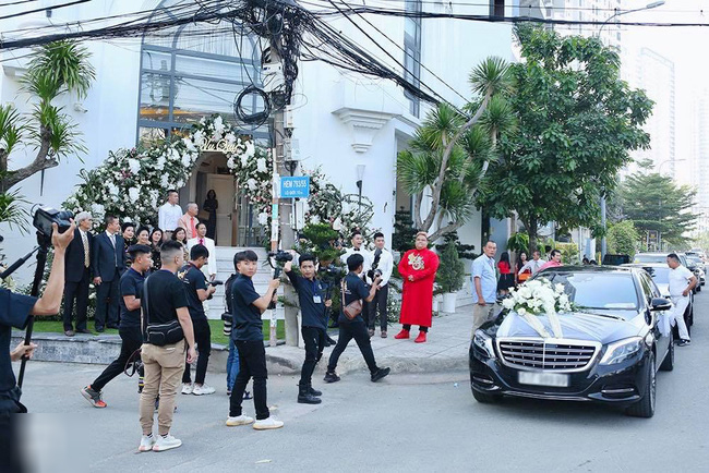 Khoảnh khắc hiếm trong đám cưới hạn chế truyền thông của Bảo Thy: Chú rể bảnh bao xuất hiện, cô dâu xinh hệt như một nàng công chúa Khoảnh khắc hiếm trong đám cưới hạn chế truyền thông của Bảo Thy: Chú rể bảnh bao xuất hiện, cô dâu xinh hệt như một nàng công chúa