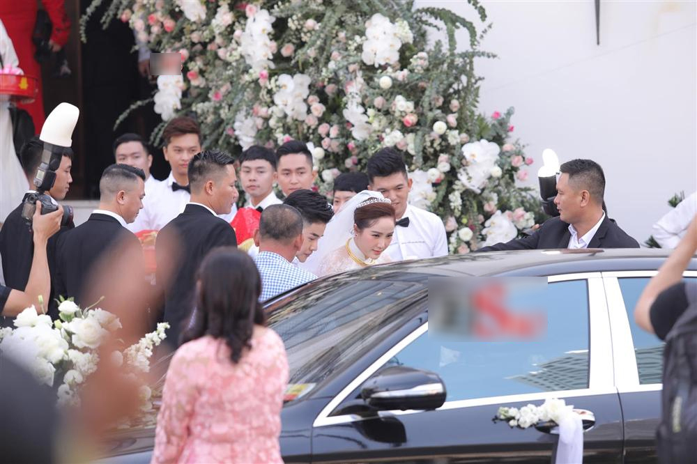 Khoảnh khắc hiếm trong đám cưới hạn chế truyền thông của Bảo Thy: Chú rể bảnh bao xuất hiện, cô dâu xinh hệt như một nàng công chúa - 8 Khoảnh khắc hiếm trong đám cưới hạn chế truyền thông của Bảo Thy: Chú rể bảnh bao xuất hiện, cô dâu xinh hệt như một nàng công chúa - 8