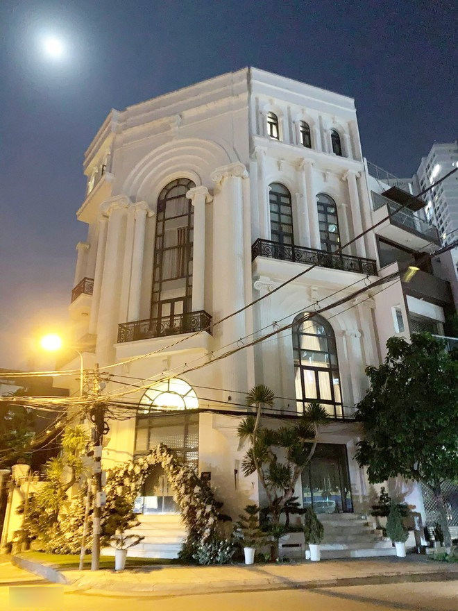 Khung cảnh lộng lẫy tại căn biệt thự khủng nhà Bảo Thy được dân mạng ví như tòa lâu đài trước giờ nữ ca sĩ về nhà chồng Khung cảnh lộng lẫy tại căn biệt thự khủng nhà Bảo Thy được dân mạng ví như tòa lâu đài trước giờ nữ ca sĩ về nhà chồng
