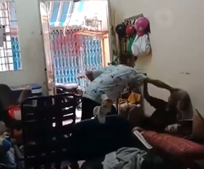 Nghi vấn cháu trai đánh đập, chửi bới cụ bà dã man mặc cho bà kêu cứu - 1 Nghi vấn cháu trai đánh đập, chửi bới cụ bà dã man mặc cho bà kêu cứu - 1