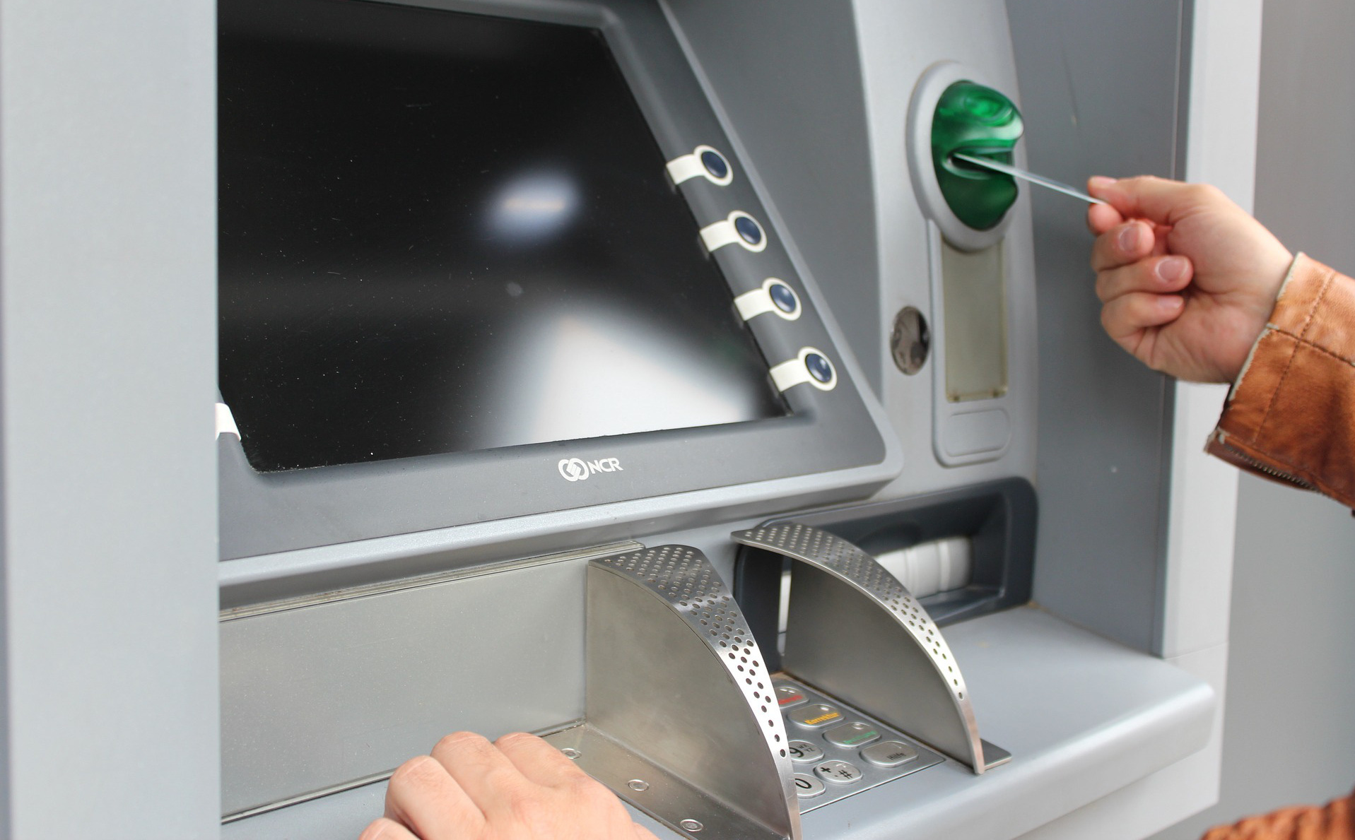 Vietcombank giảm phí rút tiền ATM từ hôm nay, loạt ngân hàng khác cũng chạy đua phí 0 đồng Vietcombank giảm phí rút tiền ATM từ hôm nay, loạt ngân hàng khác cũng chạy đua phí 0 đồng