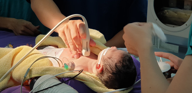 Bé sơ sinh 1 ngày tuổi bị bệnh tim bẩm sinh phức tạp, bác sĩ phải phá vách liên nhĩ để cứu sống bé Bé sơ sinh 1 ngày tuổi bị bệnh tim bẩm sinh phức tạp, bác sĩ phải phá vách liên nhĩ để cứu sống bé