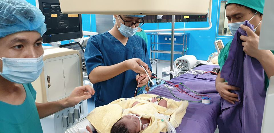 Bé sơ sinh 1 ngày tuổi bị bệnh tim bẩm sinh phức tạp, bác sĩ phải phá vách liên nhĩ để cứu sống bé - 2 Bé sơ sinh 1 ngày tuổi bị bệnh tim bẩm sinh phức tạp, bác sĩ phải phá vách liên nhĩ để cứu sống bé - 2
