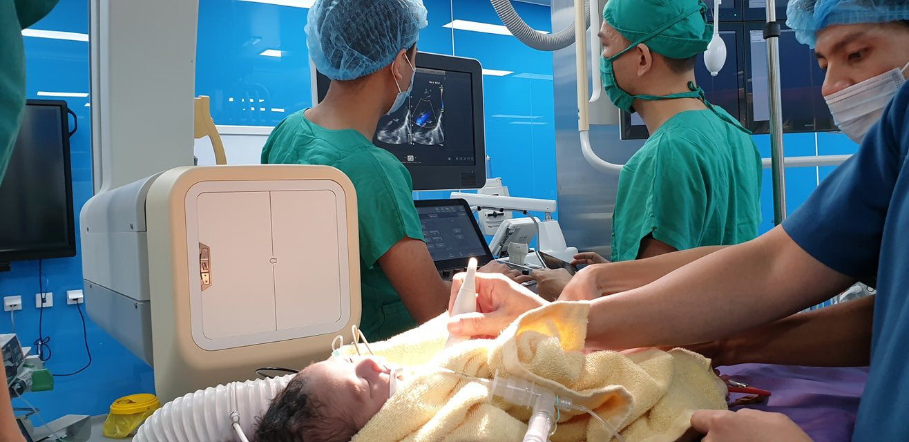 Bé sơ sinh 1 ngày tuổi bị bệnh tim bẩm sinh phức tạp, bác sĩ phải phá vách liên nhĩ để cứu sống bé - 1 Bé sơ sinh 1 ngày tuổi bị bệnh tim bẩm sinh phức tạp, bác sĩ phải phá vách liên nhĩ để cứu sống bé - 1