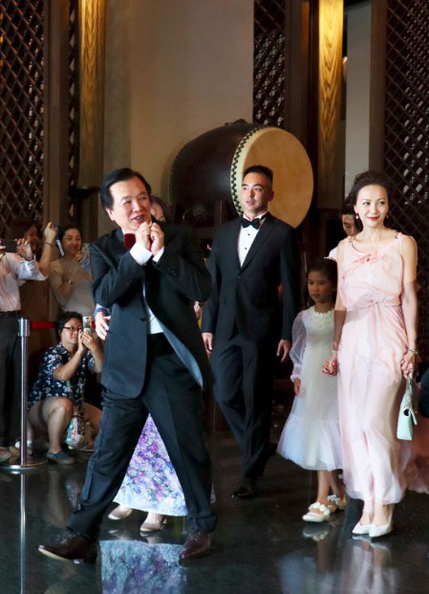Đám cưới Lâm Chí Linh: Cô dâu xinh đẹp diện váy cưới tinh khôi, nhan sắc ngọt ngào và liên tục khóc - 6 Đám cưới Lâm Chí Linh: Cô dâu xinh đẹp diện váy cưới tinh khôi, nhan sắc ngọt ngào và liên tục khóc - 6