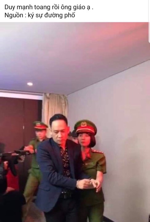 Lộ ảnh ca sĩ Duy Mạnh bị còng tay, người quản lý chưa hiểu chuyện gì xảy ra Lộ ảnh ca sĩ Duy Mạnh bị còng tay, người quản lý chưa hiểu chuyện gì xảy ra