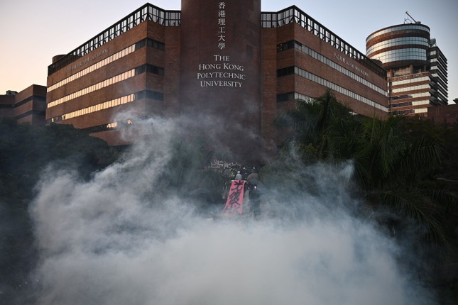 Bất ổn tại Hong Kong: Khói lửa nghi ngút tại trường Đại học Bách khoa Bất ổn tại Hong Kong: Khói lửa nghi ngút tại trường Đại học Bách khoa