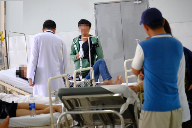 TP.HCM: Côn đồ hung hãn xông thẳng vào viện tấn công người đang cấp cứu TP.HCM: Côn đồ hung hãn xông thẳng vào viện tấn công người đang cấp cứu