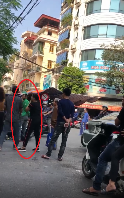 Can ẩu đả, người đàn ông bị thanh niên mặc áo Grab đâm trúng lưng Can ẩu đả, người đàn ông bị thanh niên mặc áo Grab đâm trúng lưng