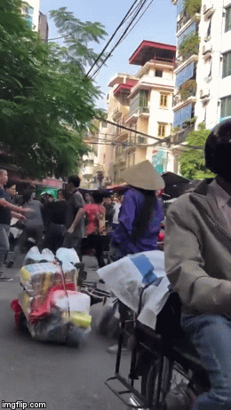 Can ẩu đả, người đàn ông bị thanh niên mặc áo Grab đâm trúng lưng - 1 Can ẩu đả, người đàn ông bị thanh niên mặc áo Grab đâm trúng lưng - 1