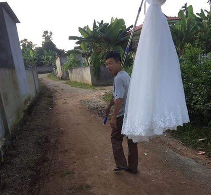 Thở phào vì đấy được 'quả bom nổ chậm' ra khỏi nhà, ông bố mang váy cưới đi khoe khắp làng - 1 Thở phào vì đấy được 'quả bom nổ chậm' ra khỏi nhà, ông bố mang váy cưới đi khoe khắp làng - 1