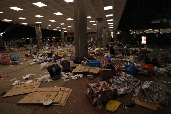 'Chiến trường' ĐH Bách Khoa Hong Kong: Cảnh sát HK bắt hơn 400 người biểu tình trốn khỏi khu vực cố thủ - 1 'Chiến trường' ĐH Bách Khoa Hong Kong: Cảnh sát HK bắt hơn 400 người biểu tình trốn khỏi khu vực cố thủ - 1