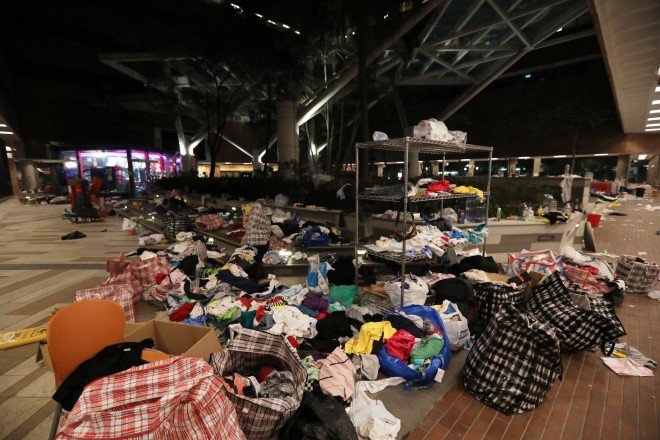 'Chiến trường' ĐH Bách Khoa Hong Kong: Cảnh sát HK bắt hơn 400 người biểu tình trốn khỏi khu vực cố thủ - 2 'Chiến trường' ĐH Bách Khoa Hong Kong: Cảnh sát HK bắt hơn 400 người biểu tình trốn khỏi khu vực cố thủ - 2