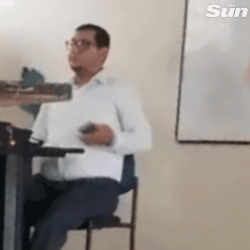 Thầy giáo cầm sẵn điện thoại để chụp lén dưới váy nữ sinh khi kiểm tra bài tập Thầy giáo cầm sẵn điện thoại để chụp lén dưới váy nữ sinh khi kiểm tra bài tập