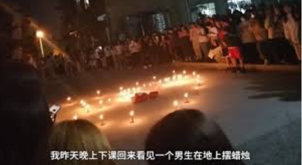 Thanh niên 'số nhọ' dày công xếp nến hình trái tim rồi ôm hoa đứng dưới sân ký túc xá, gọi đúng họ đúng tên crush để tỏ tình nhưng phát hiện...nhầm khu - 1 Thanh niên 'số nhọ' dày công xếp nến hình trái tim rồi ôm hoa đứng dưới sân ký túc xá, gọi đúng họ đúng tên crush để tỏ tình nhưng phát hiện...nhầm khu - 1