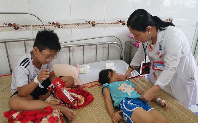 Cần Thơ: Nghi vấn mẹ đầu độc 4 con nhỏ bằng thuốc diệt cỏ Cần Thơ: Nghi vấn mẹ đầu độc 4 con nhỏ bằng thuốc diệt cỏ