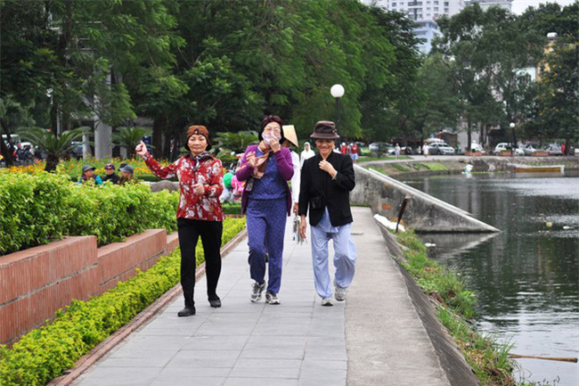 Người mắc bệnh xương khớp thường khổ sở khi trời lạnh: Hãy nghe chuyên gia chỉ cách chăm sóc cơ thể để giảm đau - 2 Người mắc bệnh xương khớp thường khổ sở khi trời lạnh: Hãy nghe chuyên gia chỉ cách chăm sóc cơ thể để giảm đau - 2