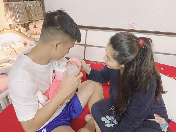 Gần 1 tháng sau khi chào đón công chúa đầu lòng, bà xã Tư Dũng mới tiết lộ những điều chưa kể về cuộc 'vượt cạn' đầy nguy hiểm trong phòng mổ - 1 Gần 1 tháng sau khi chào đón công chúa đầu lòng, bà xã Tư Dũng mới tiết lộ những điều chưa kể về cuộc 'vượt cạn' đầy nguy hiểm trong phòng mổ - 1