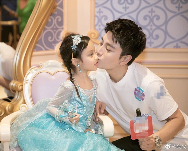 Truyền thông xứ Trung phơi bày 'góc khuất' của Giả Nãi Lượng: Giành quyền nuôi con bất thành, bạn gái mới rắp tâm chia cách hai bố con - 4 Truyền thông xứ Trung phơi bày 'góc khuất' của Giả Nãi Lượng: Giành quyền nuôi con bất thành, bạn gái mới rắp tâm chia cách hai bố con - 4