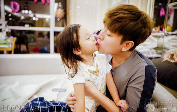 Truyền thông xứ Trung phơi bày 'góc khuất' của Giả Nãi Lượng: Giành quyền nuôi con bất thành, bạn gái mới rắp tâm chia cách hai bố con - 6 Truyền thông xứ Trung phơi bày 'góc khuất' của Giả Nãi Lượng: Giành quyền nuôi con bất thành, bạn gái mới rắp tâm chia cách hai bố con - 6